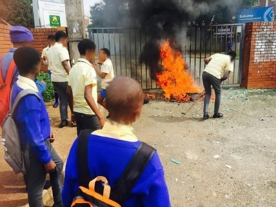 Angry pupils shut down their school 