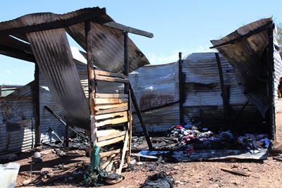 Seun steek ma se huis aan die brand