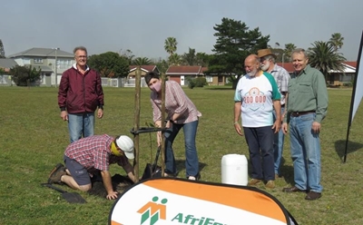 AfriForum plant en skenk bome