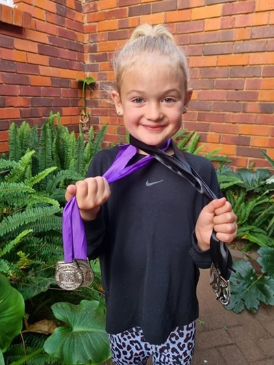 Nelize dans fees van medaljes los in Bloemfontein