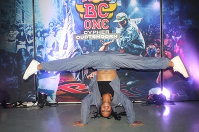 B-girl Saalie bult spiere