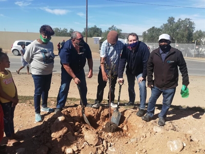 Jeugforum plant bome vir groener omgewing