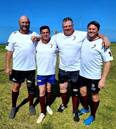 Grootvoëls pronk langnek op rugbyveld