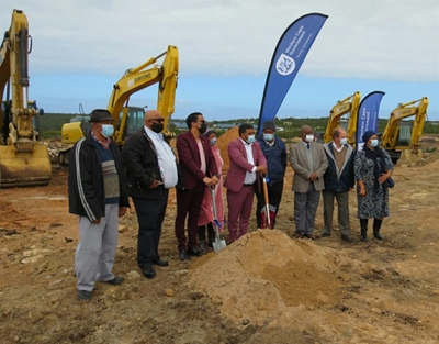 Minister spit eerste sooi in Melkies