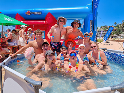 VIDEO: Matriekbaaiers gesels op Santosstrand