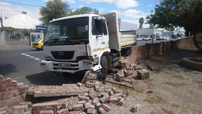 Vragmotor tref skool se muur