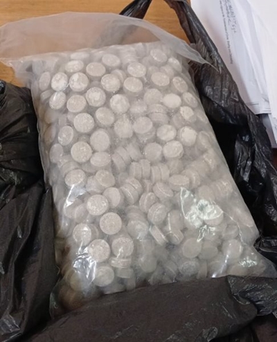 Vrou van Oudtshoorn vas na R620 000 se dwelms in haar huis gevind is 