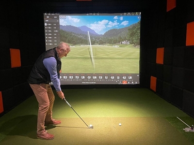 Binnenshuise gholf kom na Mosselbaai