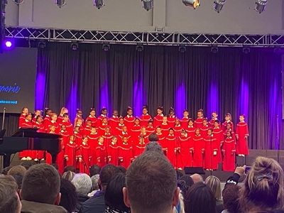 Skoolkoor sing in harmonie