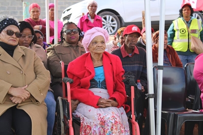 Ouma Sarie ontvang 'n verrassingsbesoek