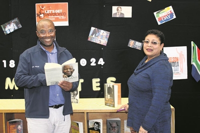 Minister lees stories voor by plaaslike biblioteek