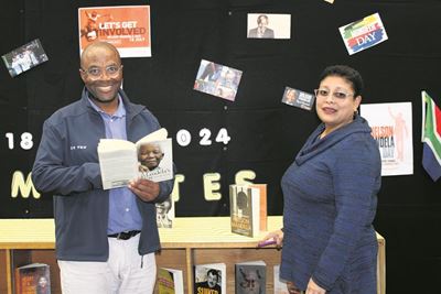 Minister lees stories voor by plaaslike biblioteek
