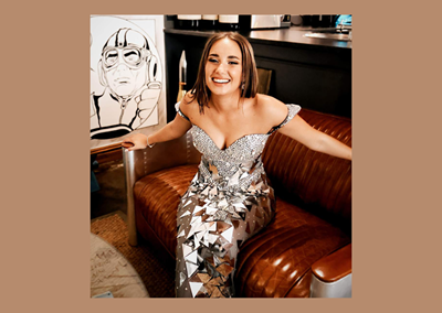 Punt-leerder blink in haar matriekafskeidrok