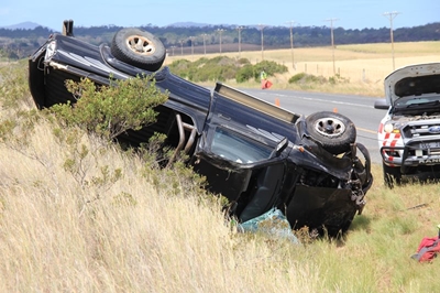 N2: Bakkie land op dak