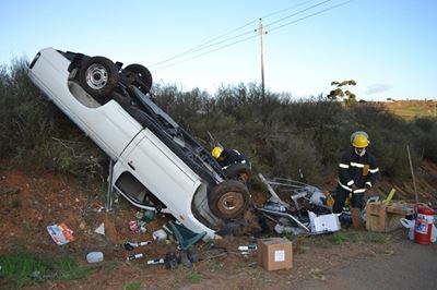 Mans oorleef wonderbaarlik toe bakkie rol
