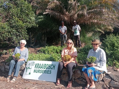 Keith Kirsten skenk plante vir stasietuine