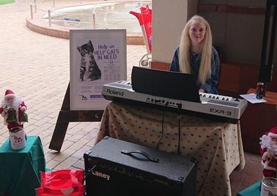Jongeling maak musiek by mall ten bate van katte