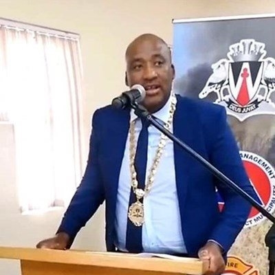 Mckenzie burgemeester van Sentrale Karoo Distrik