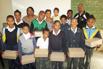 Egpaar sorg vir skoene