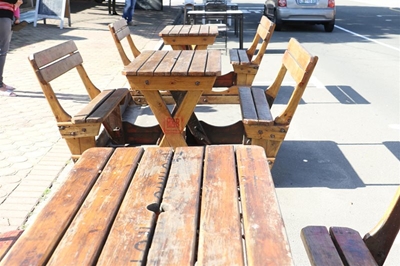 Protesoptog deur restaurantpersoneel