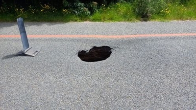 R404 closed due to sinkhole