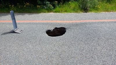 R404 closed due to sinkhole