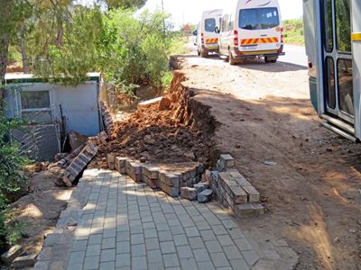 Leerders nie naby toe muur val