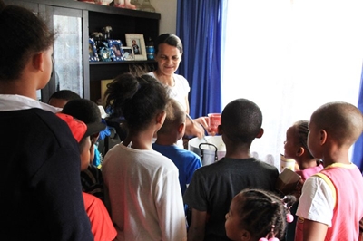 Honger kinders staan in Sally se ry