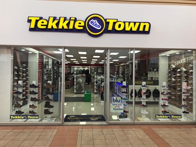 Steinhoff shoe doesn't fit Tekkie Town