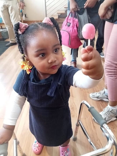 Leah-Rose ontvang kunsbeen met voetjie aan