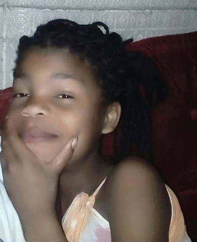 Meisie dood nadat klip haar teen kop tref
