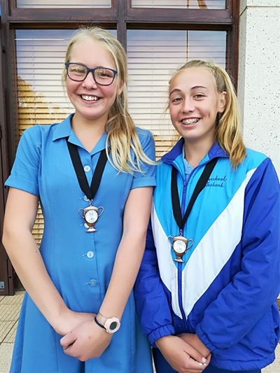 Netbalspelers kry brons