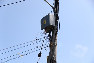 Stones thrown at electricians in Thembalethu