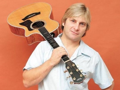 Afrikaans singer Jacques de Coning dies in horrific crash