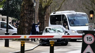 Russian diplomats leave UK amid spy row