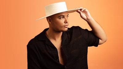 Jimmy Nevis performs in Knysna 