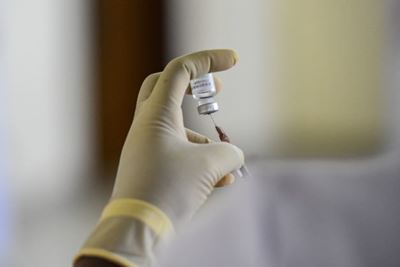 Researchers halt experimental HIV vaccine trial in Africa