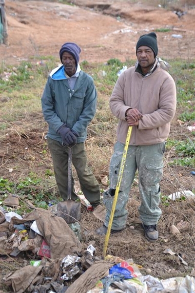 Twee vrywilligers maak skoon