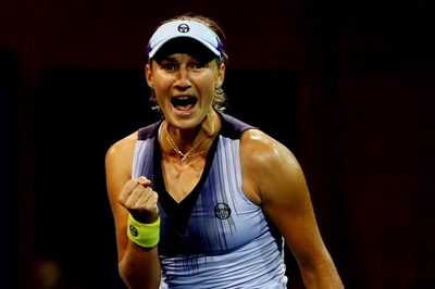 Makarova stuns Ostapenko in hot Sydney