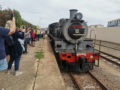 Long queue to board train