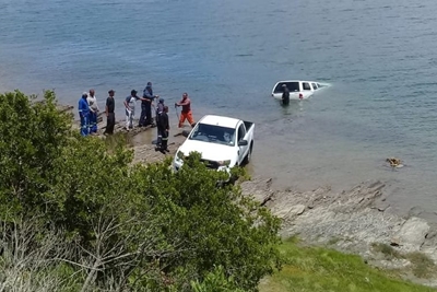 Bakkie beland in rivier