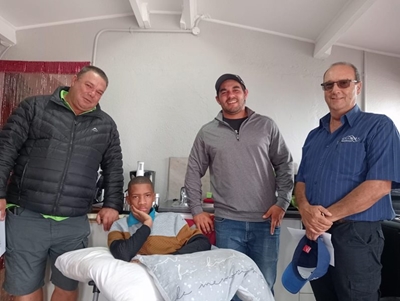 Besighede staan saam om gesin te help