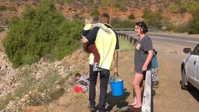 Poging om vis uit leë dam te red.