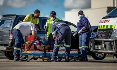 Woman crashes bakkie into barriers at toll plaza near Ermelo