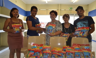 Caring Angels ontvang skryfbehoeftes