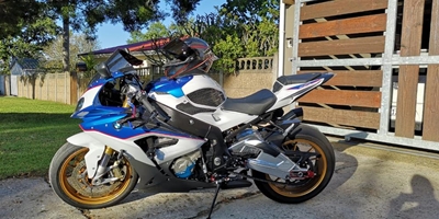 Honde vergiftig, motorfietse gesteel