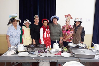 Dames pronk met hulle hooftooisels 