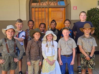 Volkskool vier kleurvolle Erfenisdag