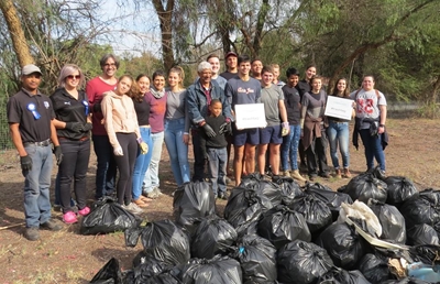 Vrywilligers op hul pos vir #trashtag