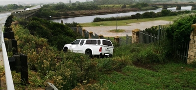 Bakkie teen wal af, niemand beseer